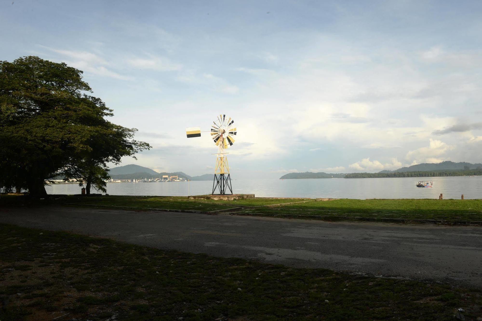 Brezza Hotel Lumut Exterior foto