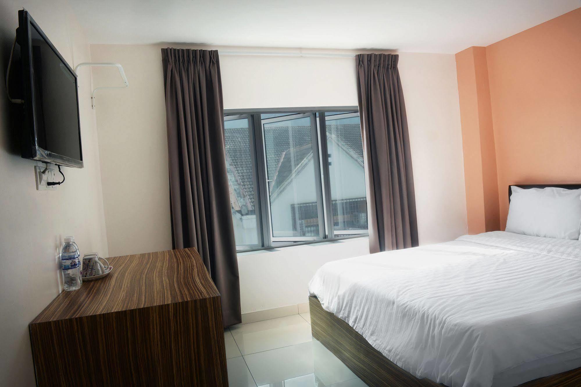 Brezza Hotel Lumut Exterior foto