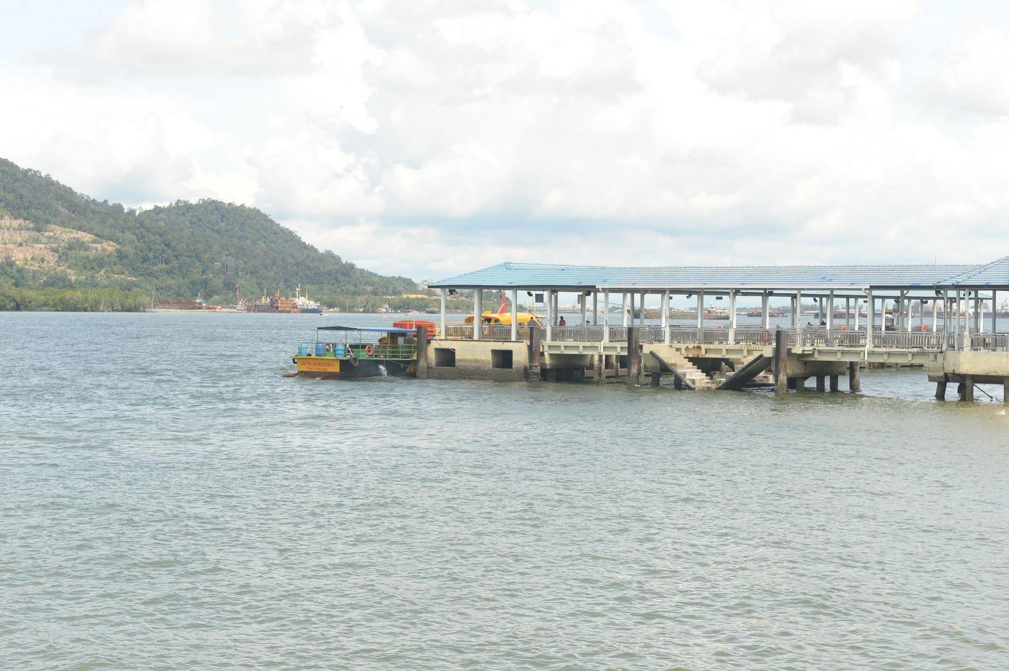 Brezza Hotel Lumut Exterior foto