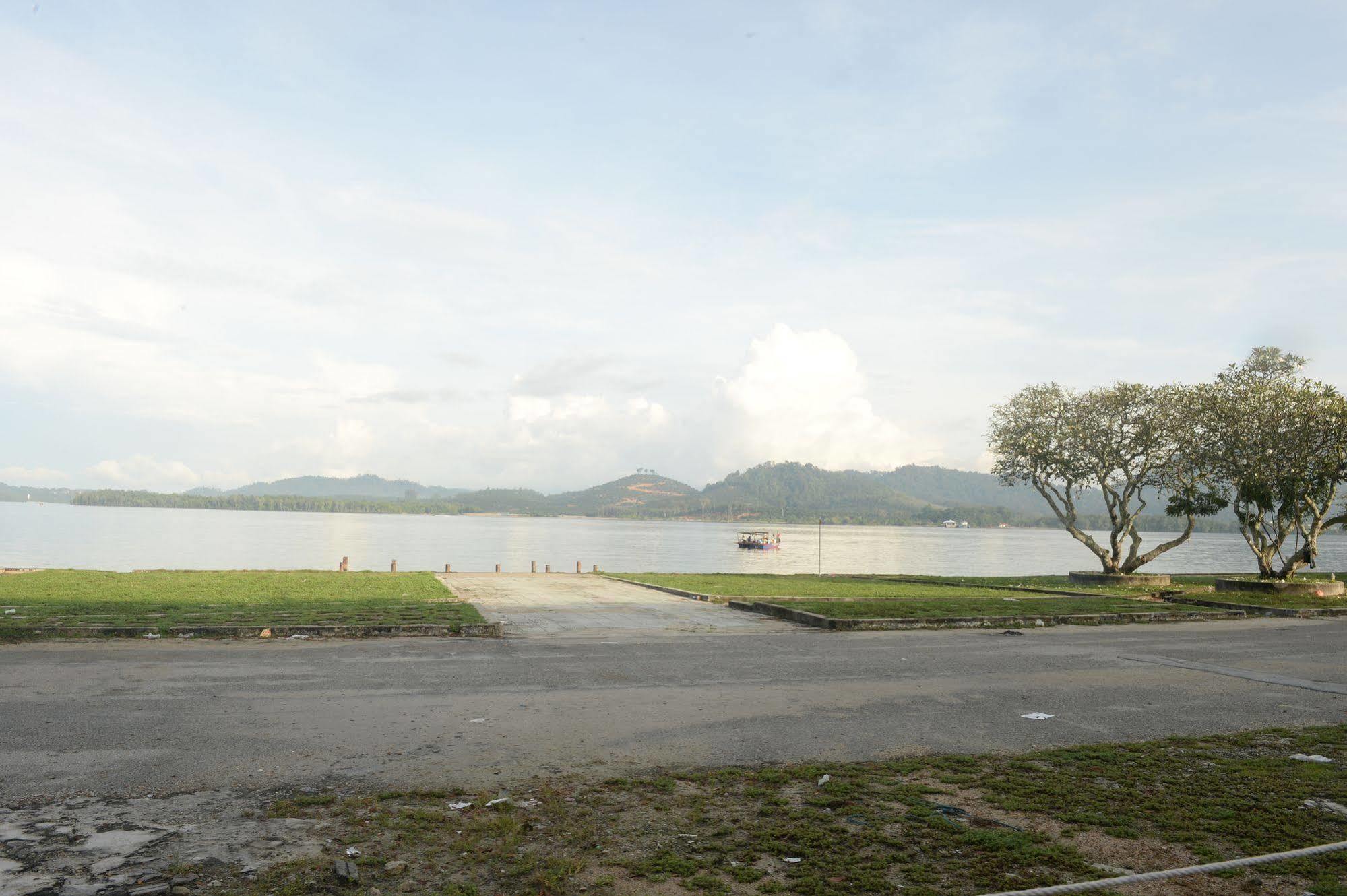 Brezza Hotel Lumut Exterior foto